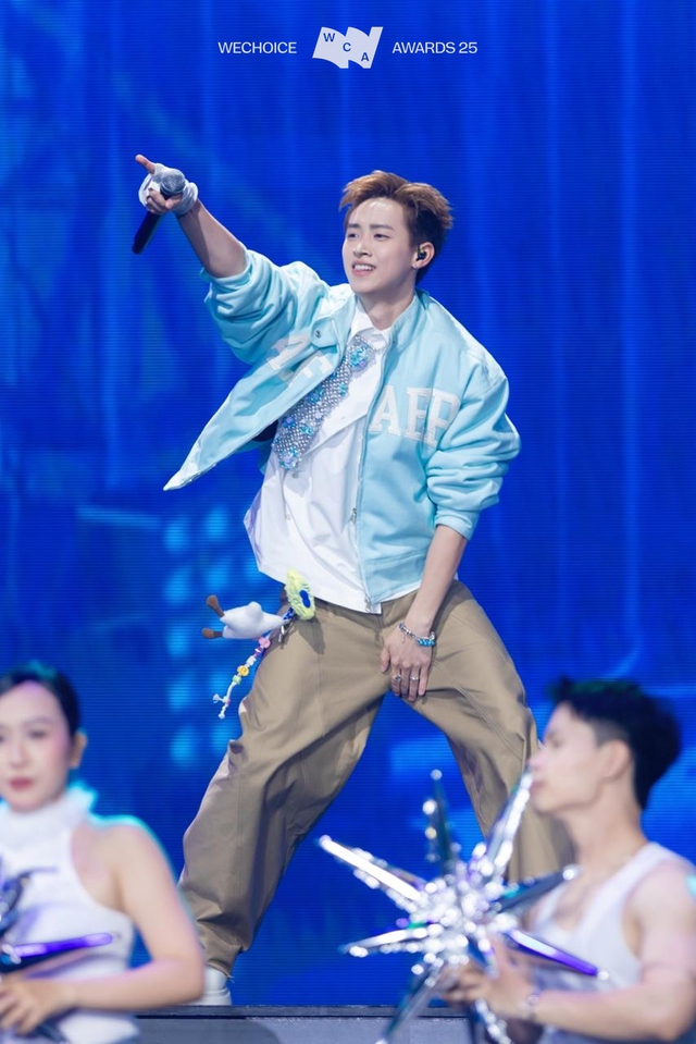 Đội h&igrave;nh Anh Trai - Em Xinh hot nhất &ldquo;ph&aacute; đảo&rdquo; Gala WeChoice Awards 2025: H&aacute;t hay nhảy đẹp, visual qu&aacute; &ldquo;peak&rdquo;!- Ảnh 5.
