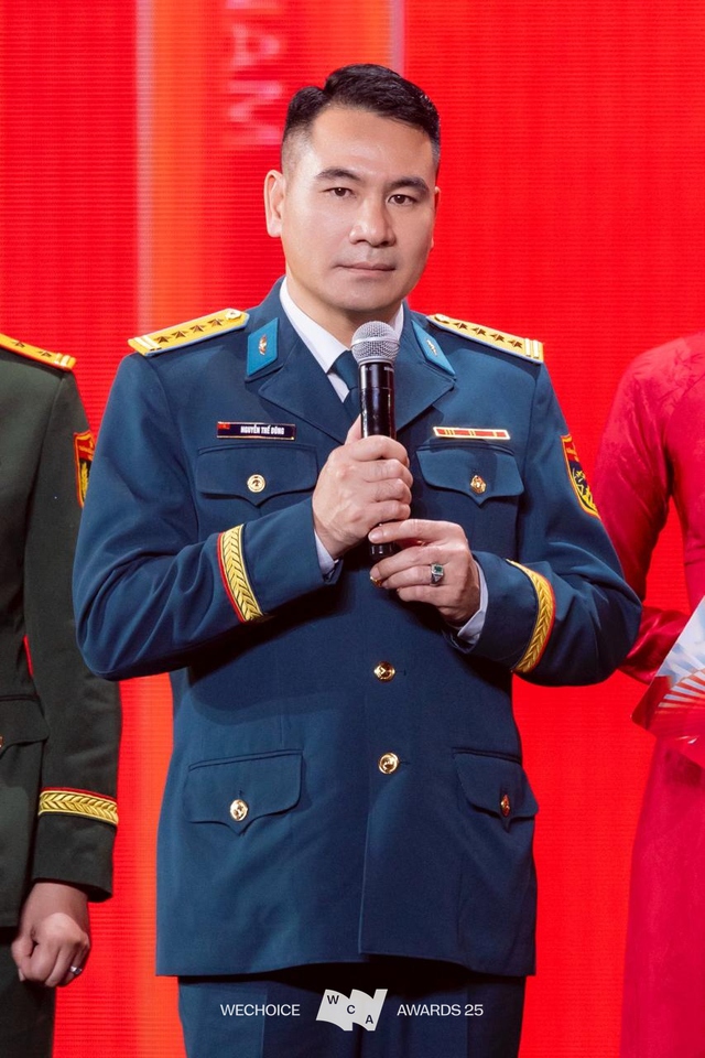 Màn xuất hiện đặc biệt của Đại tá Nguyễn Thế Dũng tại WeChoice 2025: Câu chuyện những người giữ vùng trời Tổ quốc được viết tiếp- Ảnh 5. Màn xuất hiện đặc biệt của Đại tá Nguyễn Thế Dũng tại WeChoice 2025: Câu chuyện những người giữ vùng trời Tổ quốc được viết tiếp- Ảnh 5.