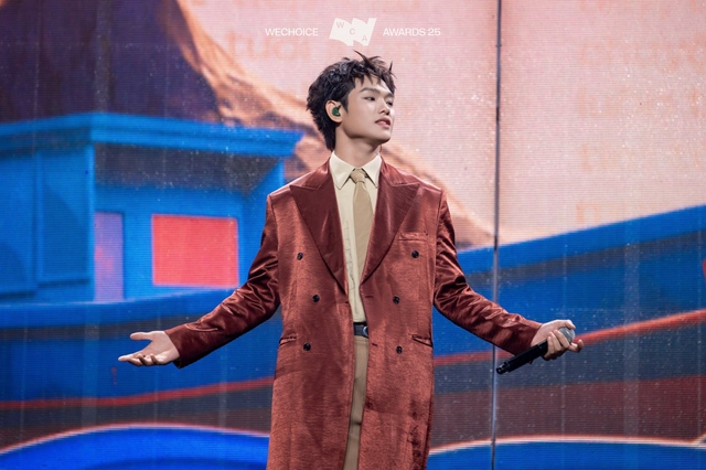Huyền thoại Rock Hải Bột - Ho&agrave;ng Dũng - B&ugrave;i C&ocirc;ng Nam - buitruonglinh mở m&agrave;n WeChoice Awards 2025 g&acirc;y &ldquo;nổi da g&agrave;&rdquo; bằng niềm tự h&agrave;o Việt Nam- Ảnh 10.