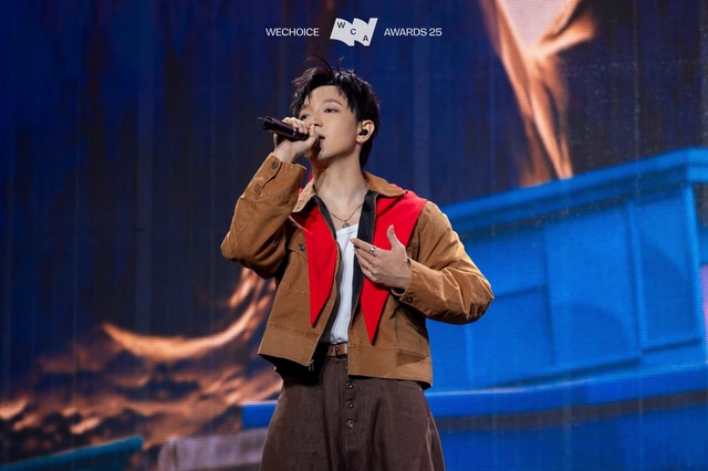 Huyền thoại Rock Hải Bột - Ho&agrave;ng Dũng - B&ugrave;i C&ocirc;ng Nam - buitruonglinh mở m&agrave;n WeChoice Awards 2025 g&acirc;y &ldquo;nổi da g&agrave;&rdquo; bằng niềm tự h&agrave;o Việt Nam- Ảnh 8.