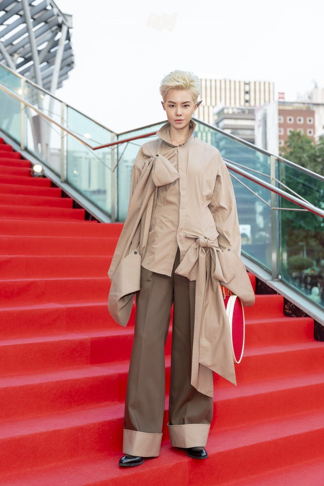 Si&ecirc;u thảm đỏ WeChoice Awards: Jun Vũ đọ sắc b&ecirc;n d&agrave;n Hoa hậu - &Aacute; hậu, hội T&acirc;n Binh, Em Xinh tưng bừng đổ bộ!- Ảnh 4.