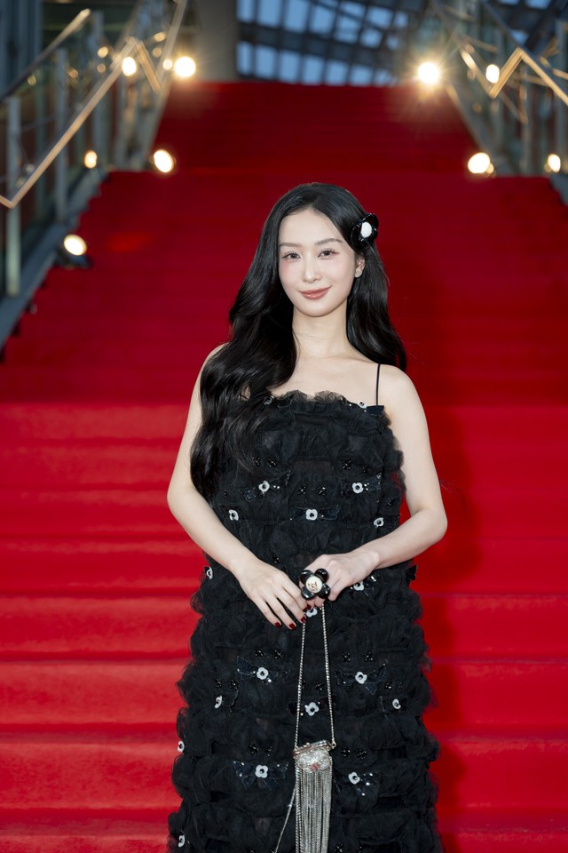 Si&ecirc;u thảm đỏ WeChoice Awards: Jun Vũ đọ sắc b&ecirc;n d&agrave;n Hoa hậu - &Aacute; hậu, hội T&acirc;n Binh, Em Xinh tưng bừng đổ bộ!- Ảnh 2.