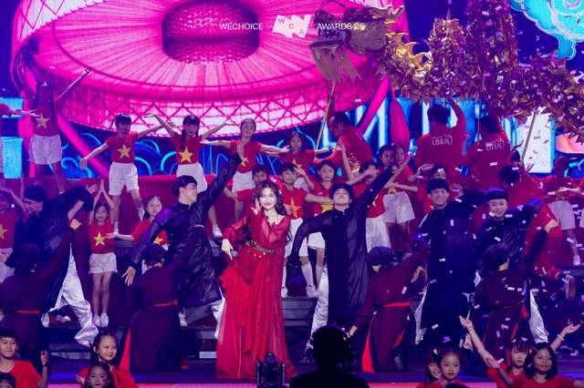 Gala WeChoice Awards 2025: C&acirc;u chuyện Việt Nam được viết tiếp đầy rực rỡ!- Ảnh 4.