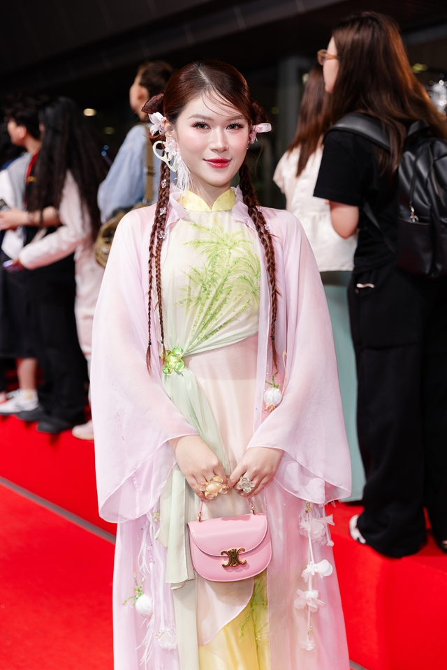 To&agrave;n cảnh si&ecirc;u thảm đỏ WeChoice Awards: Anh T&uacute; - Diệu Nhi t&igrave;nh tứ, Trường Giang, Ho&agrave; Minzy d&agrave;n sao cực khủng quy tụ!- Ảnh 28.