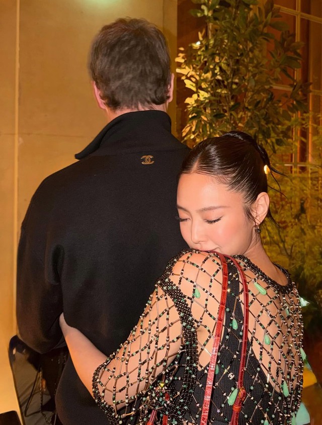Jennie ở show Chanel: Hở bạo đến từng milimet, tự tung ảnh &ocirc;m ấp trai lạ khiến c&otilde;i mạng dậy s&oacute;ng- Ảnh 11.
