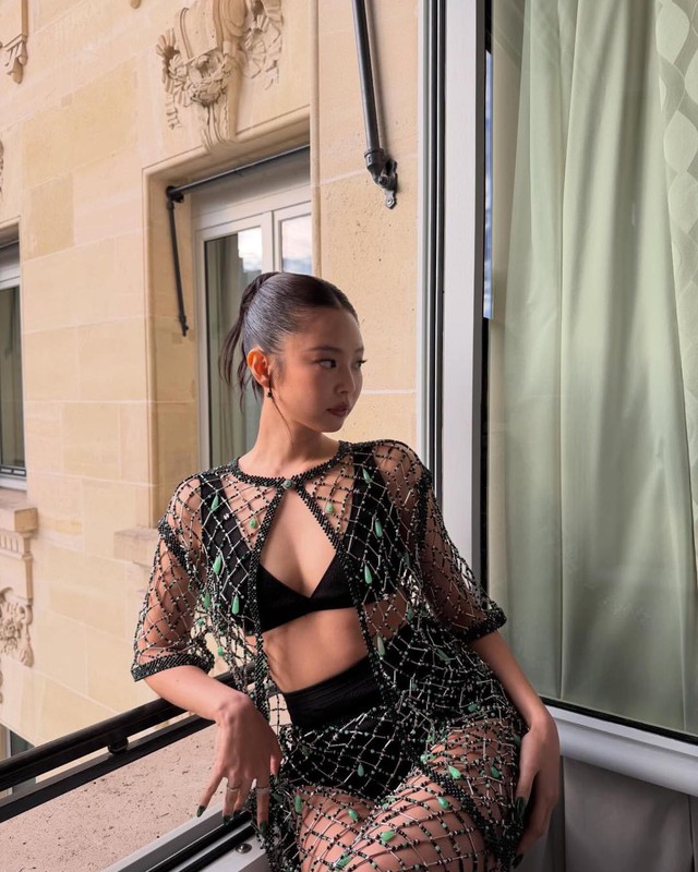 Jennie ở show Chanel: Hở bạo đến từng milimet, tự tung ảnh &ocirc;m ấp trai lạ khiến c&otilde;i mạng dậy s&oacute;ng- Ảnh 7.