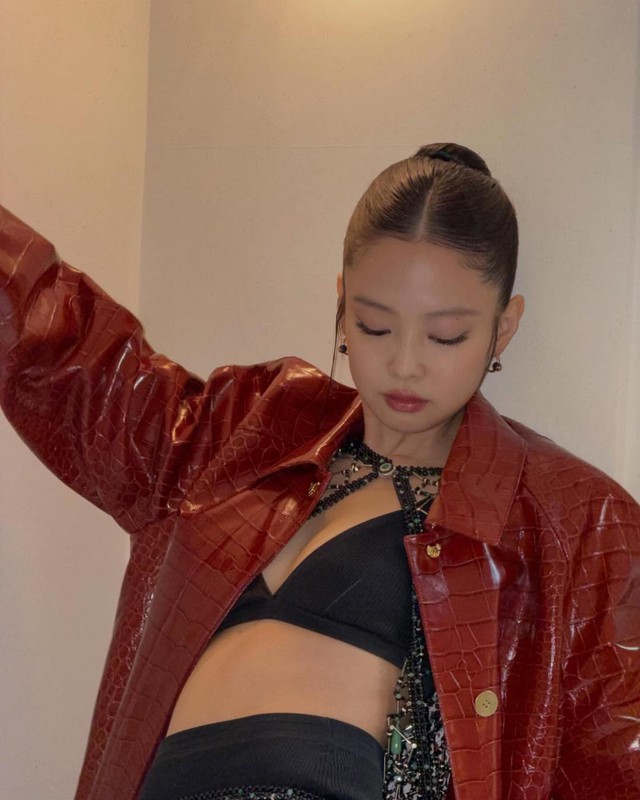 Jennie ở show Chanel: Hở bạo đến từng milimet, tự tung ảnh &ocirc;m ấp trai lạ khiến c&otilde;i mạng dậy s&oacute;ng- Ảnh 3.