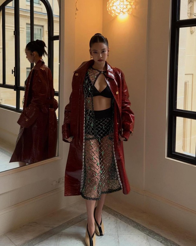 Jennie ở show Chanel: Hở bạo đến từng milimet, tự tung ảnh &ocirc;m ấp trai lạ khiến c&otilde;i mạng dậy s&oacute;ng- Ảnh 6.