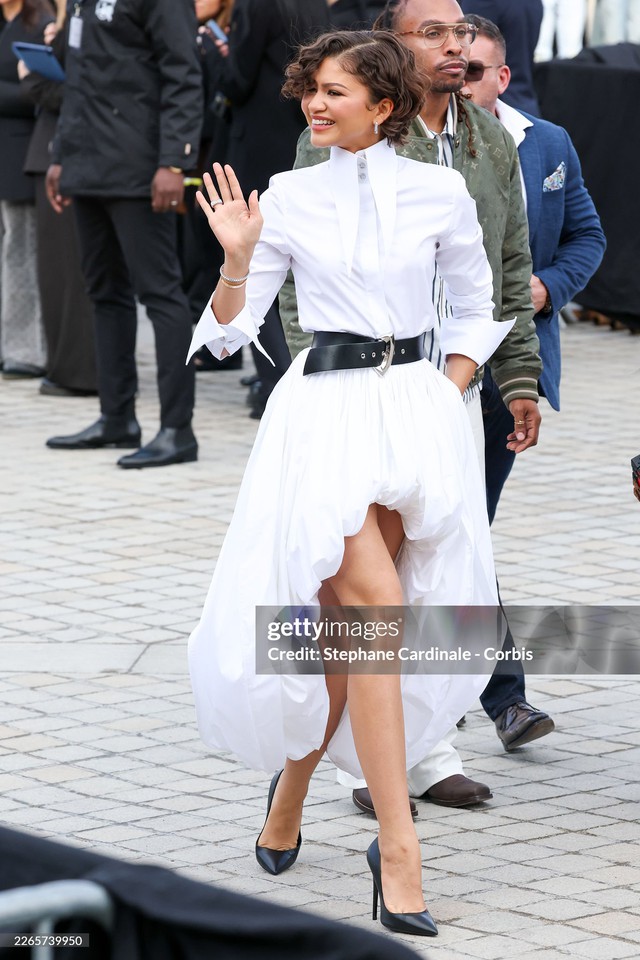 Lisa qu&aacute; an to&agrave;n với gương mặt b&uacute;p b&ecirc;, Lưu Diệc Phi sến kh&ocirc;ng tưởng, d&agrave;n sao hot tề tựu tại show Louis Vuitton- Ảnh 11.