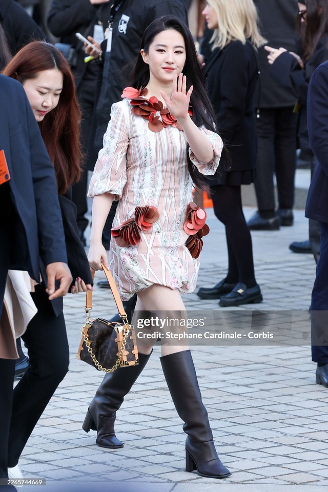 Lisa qu&aacute; an to&agrave;n với gương mặt b&uacute;p b&ecirc;, Lưu Diệc Phi sến kh&ocirc;ng tưởng, d&agrave;n sao hot tề tựu tại show Louis Vuitton- Ảnh 5.