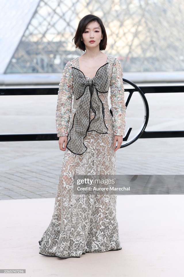 Lisa qu&aacute; an to&agrave;n với gương mặt b&uacute;p b&ecirc;, Lưu Diệc Phi sến kh&ocirc;ng tưởng, d&agrave;n sao hot tề tựu tại show Louis Vuitton- Ảnh 13.