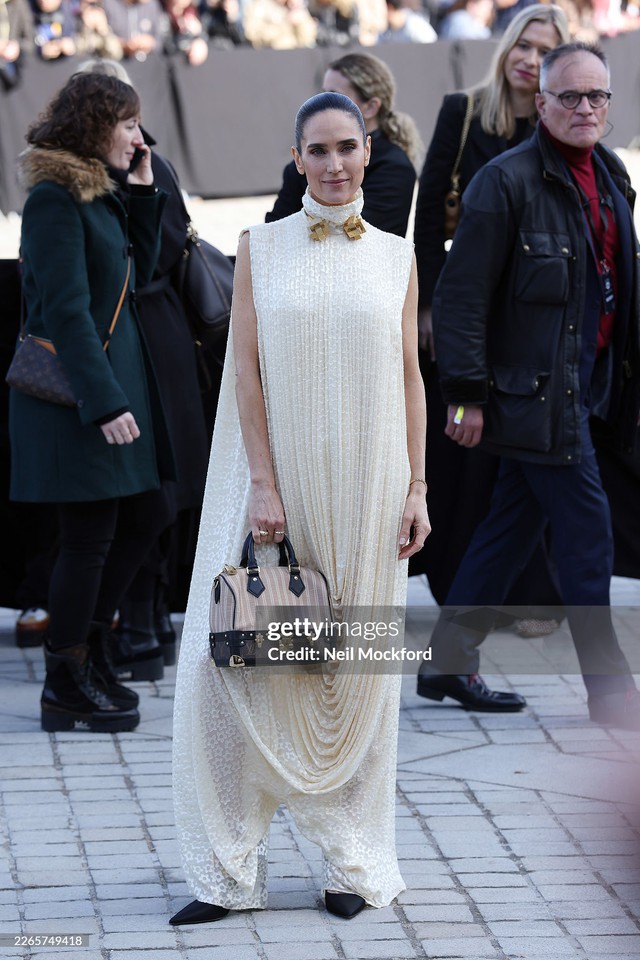 Lisa qu&aacute; an to&agrave;n với gương mặt b&uacute;p b&ecirc;, Lưu Diệc Phi sến kh&ocirc;ng tưởng, d&agrave;n sao hot tề tựu tại show Louis Vuitton- Ảnh 14.