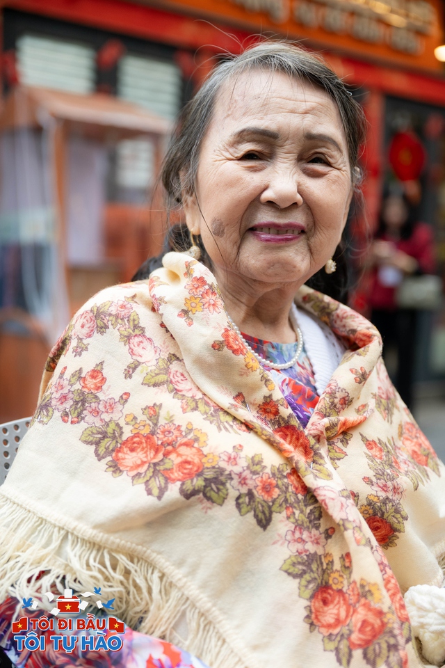 Không khí rộn ràng trong ngày hội bầu cử sáng nay: Những cử tri đặc biệt xuất hiện- Ảnh 28.