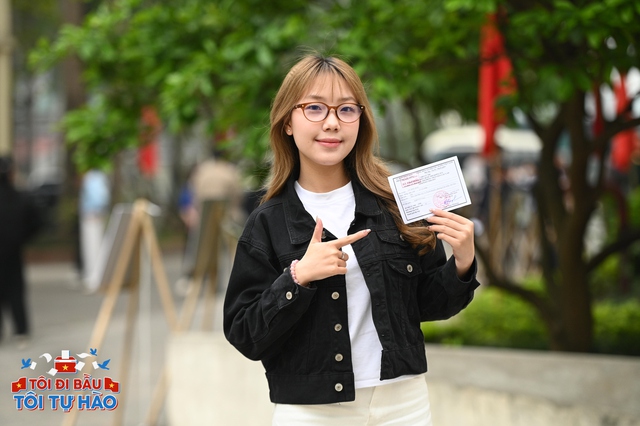 18 tuổi lần đầu đi bầu cử: Dậy từ 5h sáng vì hồi hộp, thấy bản thân "trưởng thành trong chớp mắt"- Ảnh 9. 18 tuổi lần đầu đi bầu cử: Dậy từ 5h sáng vì hồi hộp, thấy bản thân "trưởng thành trong chớp mắt"- Ảnh 9.