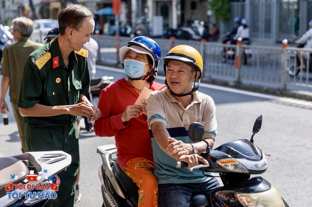 To&agrave;n cảnh kh&ocirc;ng kh&iacute; rộn r&agrave;ng trong ng&agrave;y hội bầu cử 15/3- Ảnh 2.