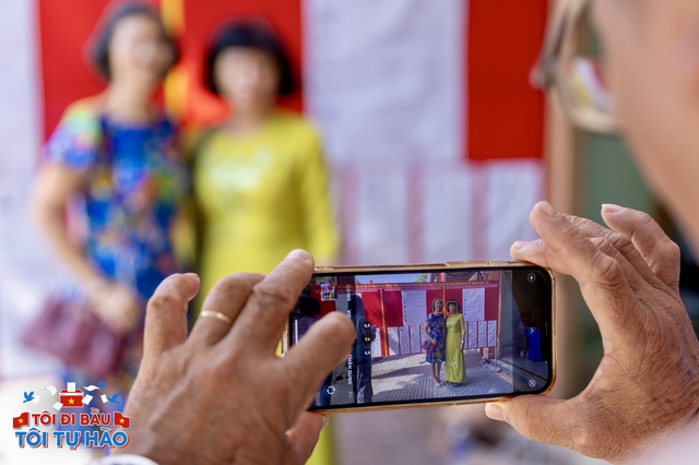 To&agrave;n cảnh kh&ocirc;ng kh&iacute; rộn r&agrave;ng trong ng&agrave;y hội bầu cử 15/3- Ảnh 4.