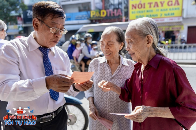 To&agrave;n cảnh kh&ocirc;ng kh&iacute; rộn r&agrave;ng trong ng&agrave;y hội bầu cử 15/3- Ảnh 6.