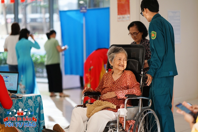 Không khí rộn ràng trong ngày hội bầu cử sáng nay: Những cử tri đặc biệt xuất hiện- Ảnh 29.