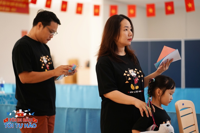 To&agrave;n cảnh kh&ocirc;ng kh&iacute; rộn r&agrave;ng trong ng&agrave;y hội bầu cử 15/3- Ảnh 30.