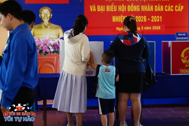 To&agrave;n cảnh kh&ocirc;ng kh&iacute; rộn r&agrave;ng trong ng&agrave;y hội bầu cử 15/3- Ảnh 9.