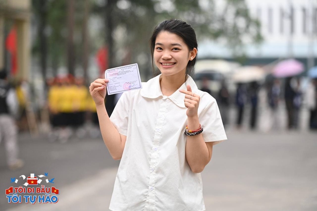 18 tuổi lần đầu đi bầu cử: Dậy từ 5h sáng vì hồi hộp, thấy bản thân "trưởng thành trong chớp mắt"- Ảnh 10. 18 tuổi lần đầu đi bầu cử: Dậy từ 5h sáng vì hồi hộp, thấy bản thân "trưởng thành trong chớp mắt"- Ảnh 10.