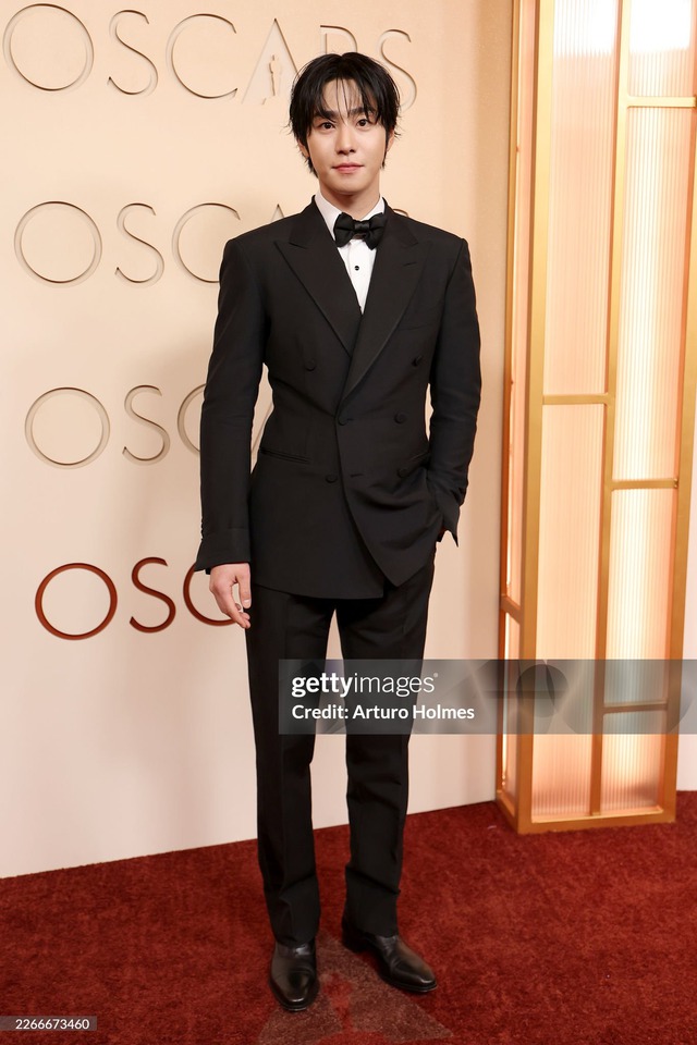 Siêu thảm đỏ Oscar 2026: Anne Hathaway - Emma Stone visual đại chiến, Timothée Chalamet có so kè được nam thần Đồi Gió Hú?- Ảnh 27.