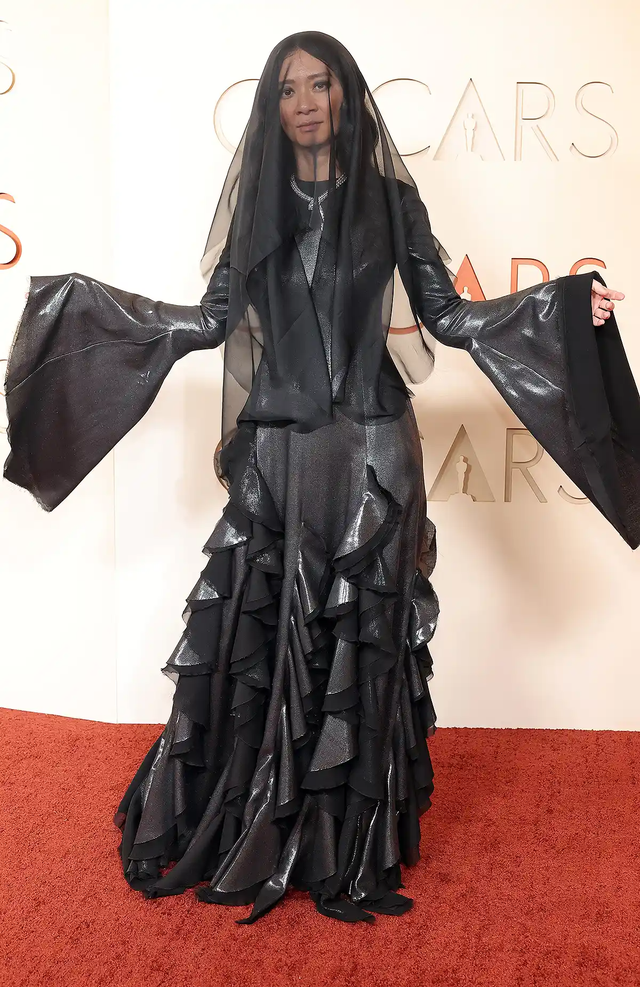 Siêu thảm đỏ Oscar 2026: Anne Hathaway - Emma Stone visual đại chiến, Timothée Chalamet có so kè được nam thần Đồi Gió Hú?- Ảnh 32.