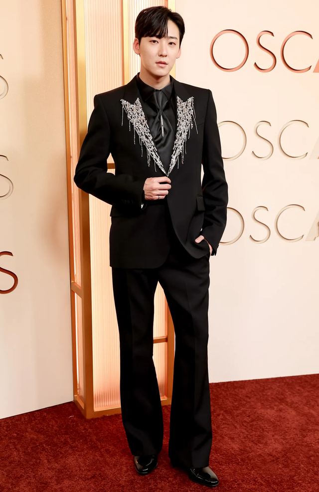 Siêu thảm đỏ Oscar 2026: Anne Hathaway - Emma Stone visual đại chiến, Timothée Chalamet có so kè được nam thần Đồi Gió Hú?- Ảnh 41.