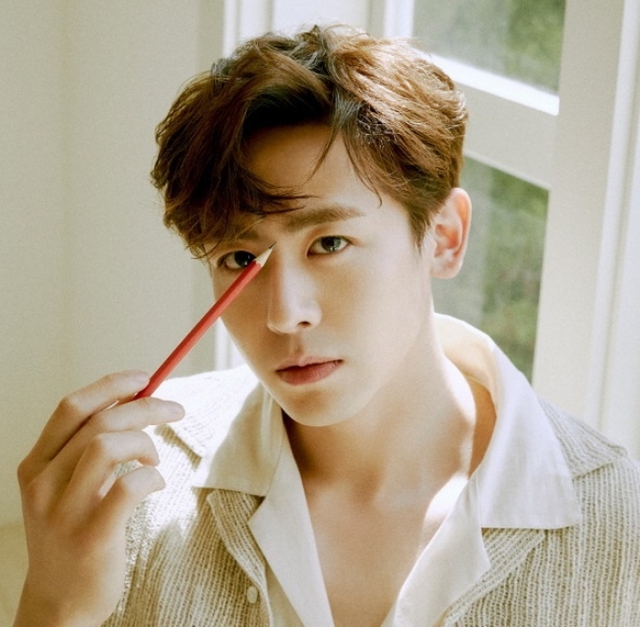 Nichkhun 2PM bị một người phụ nữ đeo bám về tận nhà lúc nửa đêm, còn liên tục chửi bới và hành hung- Ảnh 1. Nichkhun 2PM bị một người phụ nữ đeo bám về tận nhà lúc nửa đêm, còn liên tục chửi bới và hành hung- Ảnh 1.