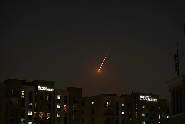 Du kh&aacute;ch ở Dubai tưởng t&ecirc;n lửa của Iran l&agrave; ph&aacute;o hoa- Ảnh 1.