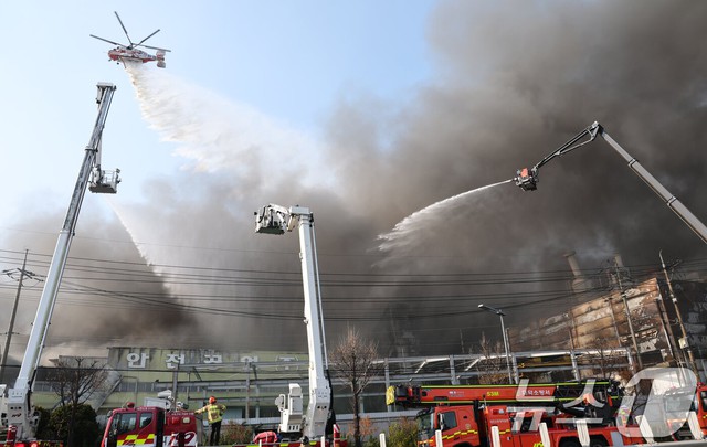 Hiện trường thảm họa ch&aacute;y nh&agrave; m&aacute;y linh kiện &ocirc; t&ocirc; tại H&agrave;n Quốc: 53 nạn nh&acirc;n nhập viện, h&agrave;ng chục người vẫn chưa r&otilde; tung t&iacute;ch- Ảnh 11.
