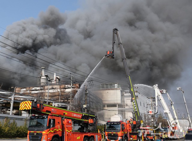Hiện trường thảm họa ch&aacute;y nh&agrave; m&aacute;y linh kiện &ocirc; t&ocirc; tại H&agrave;n Quốc: 53 nạn nh&acirc;n nhập viện, h&agrave;ng chục người vẫn chưa r&otilde; tung t&iacute;ch- Ảnh 2.