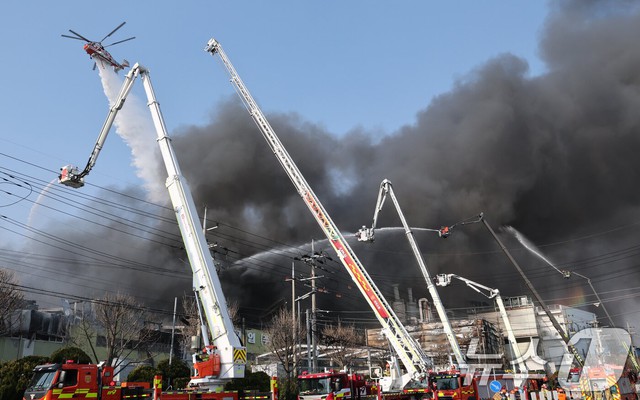 Hiện trường thảm họa ch&aacute;y nh&agrave; m&aacute;y linh kiện &ocirc; t&ocirc; tại H&agrave;n Quốc: 53 nạn nh&acirc;n nhập viện, h&agrave;ng chục người vẫn chưa r&otilde; tung t&iacute;ch- Ảnh 3.