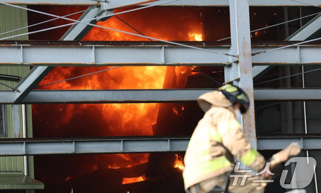 Hiện trường thảm họa ch&aacute;y nh&agrave; m&aacute;y linh kiện &ocirc; t&ocirc; tại H&agrave;n Quốc: 53 nạn nh&acirc;n nhập viện, h&agrave;ng chục người vẫn chưa r&otilde; tung t&iacute;ch- Ảnh 4.