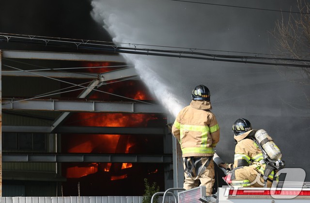 Hiện trường thảm họa ch&aacute;y nh&agrave; m&aacute;y linh kiện &ocirc; t&ocirc; tại H&agrave;n Quốc: 53 nạn nh&acirc;n nhập viện, h&agrave;ng chục người vẫn chưa r&otilde; tung t&iacute;ch- Ảnh 5.