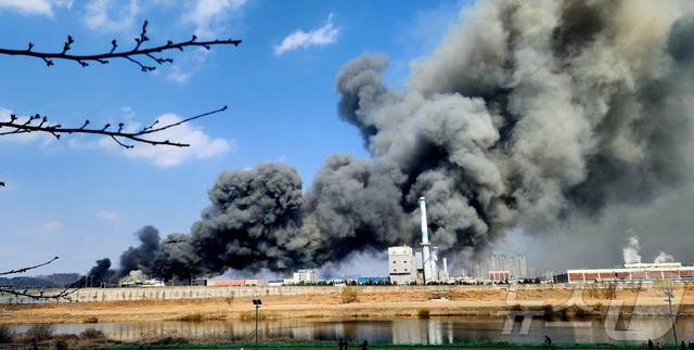 Hiện trường thảm họa ch&aacute;y nh&agrave; m&aacute;y linh kiện &ocirc; t&ocirc; tại H&agrave;n Quốc: 53 nạn nh&acirc;n nhập viện, h&agrave;ng chục người vẫn chưa r&otilde; tung t&iacute;ch- Ảnh 6.