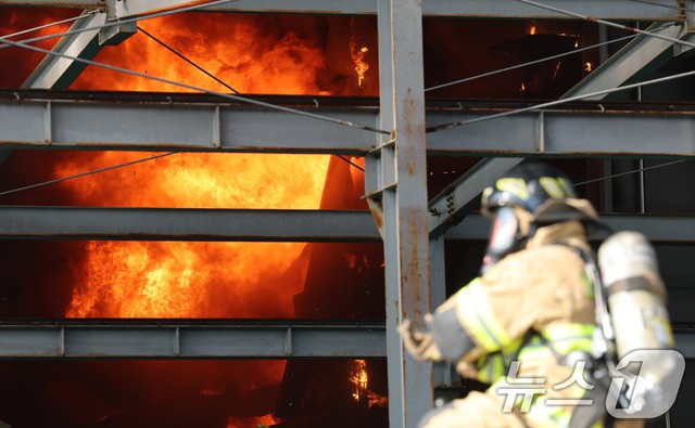 Hiện trường thảm họa ch&aacute;y nh&agrave; m&aacute;y linh kiện &ocirc; t&ocirc; tại H&agrave;n Quốc: 53 nạn nh&acirc;n nhập viện, h&agrave;ng chục người vẫn chưa r&otilde; tung t&iacute;ch- Ảnh 8.