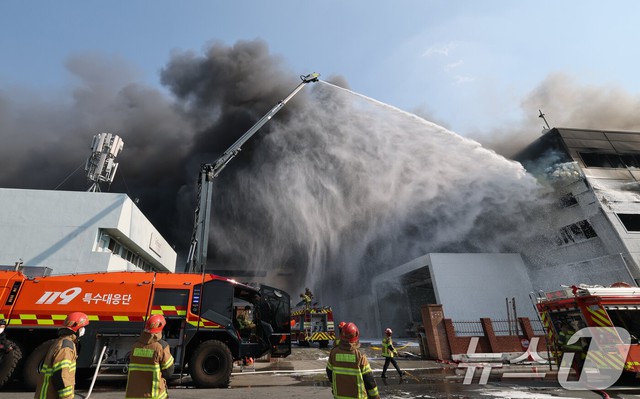 Hiện trường thảm họa ch&aacute;y nh&agrave; m&aacute;y linh kiện &ocirc; t&ocirc; tại H&agrave;n Quốc: 53 nạn nh&acirc;n nhập viện, h&agrave;ng chục người vẫn chưa r&otilde; tung t&iacute;ch- Ảnh 9.
