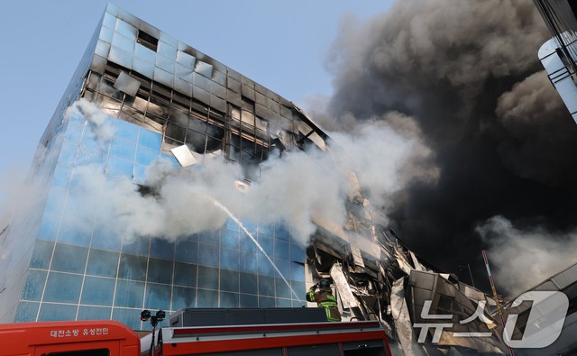 Hiện trường thảm họa ch&aacute;y nh&agrave; m&aacute;y linh kiện &ocirc; t&ocirc; tại H&agrave;n Quốc: 53 nạn nh&acirc;n nhập viện, h&agrave;ng chục người vẫn chưa r&otilde; tung t&iacute;ch- Ảnh 10.