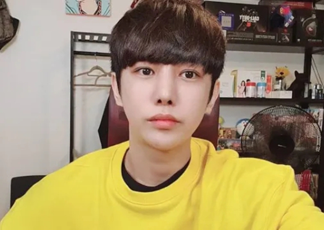 Nam ca sĩ điển trai qua đời đột ngột ở tuổi 32, sau đó mẹ anh cũng mất vì quá nhớ con- Ảnh 1. Nam ca sĩ điển trai qua đời đột ngột ở tuổi 32, sau đó mẹ anh cũng mất vì quá nhớ con- Ảnh 1.