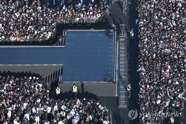 Trước giờ G concert miễn phí của BTS: Thủ tướng Hàn Quốc đích thân thị sát, hàng chục nghìn fan đổ bộ- Ảnh 8. Trước giờ G concert miễn phí của BTS: Thủ tướng Hàn Quốc đích thân thị sát, hàng chục nghìn fan đổ bộ- Ảnh 8.