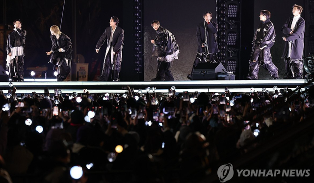 To&agrave;n cảnh concert miễn ph&iacute; của BTS tại Gwanghwamun: 1 giờ đồng hồ biến Seoul th&agrave;nh ng&agrave;y hội ri&ecirc;ng, kết th&uacute;c nhanh đến kh&oacute; tin- Ảnh 16.