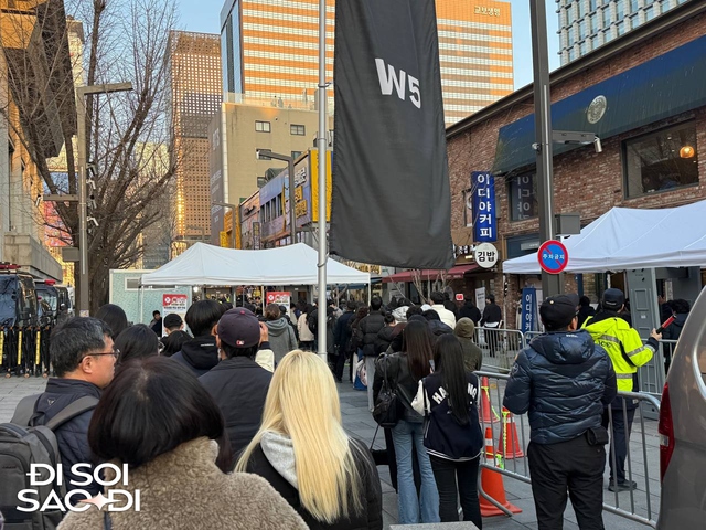 Trước giờ G concert miễn phí của BTS: Thủ tướng Hàn Quốc đích thân thị sát, hàng chục nghìn fan đổ bộ- Ảnh 12. Trước giờ G concert miễn phí của BTS: Thủ tướng Hàn Quốc đích thân thị sát, hàng chục nghìn fan đổ bộ- Ảnh 12.