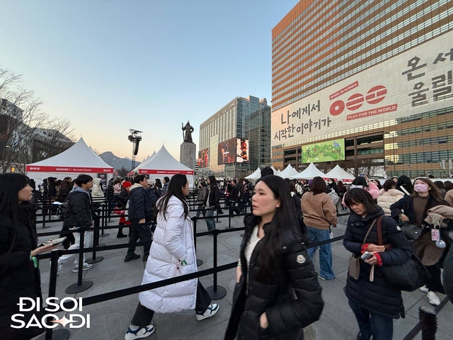 Trước giờ G concert miễn phí của BTS: Thủ tướng Hàn Quốc đích thân thị sát, hàng chục nghìn fan đổ bộ- Ảnh 10. Trước giờ G concert miễn phí của BTS: Thủ tướng Hàn Quốc đích thân thị sát, hàng chục nghìn fan đổ bộ- Ảnh 10.