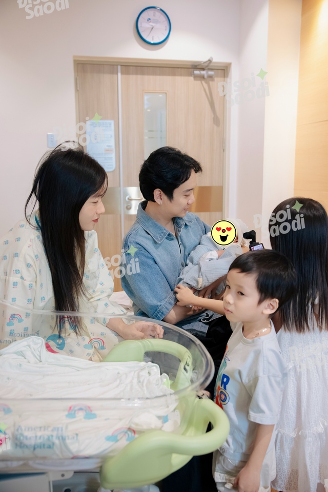 D&ugrave; ngo&agrave;i kia c&oacute; b&atilde;o tố g&igrave;, th&igrave; đ&acirc;y l&agrave; gia đ&igrave;nh JustaTee - Tr&acirc;m Anh b&ecirc;n cạnh b&eacute; thứ 3 vừa sinh!- Ảnh 7.