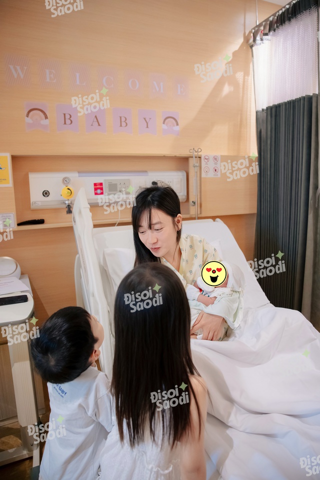 D&ugrave; ngo&agrave;i kia c&oacute; b&atilde;o tố g&igrave;, th&igrave; đ&acirc;y l&agrave; gia đ&igrave;nh JustaTee - Tr&acirc;m Anh b&ecirc;n cạnh b&eacute; thứ 3 vừa sinh!- Ảnh 9.