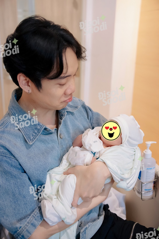 D&ugrave; ngo&agrave;i kia c&oacute; b&atilde;o tố g&igrave;, th&igrave; đ&acirc;y l&agrave; gia đ&igrave;nh JustaTee - Tr&acirc;m Anh b&ecirc;n cạnh b&eacute; thứ 3 vừa sinh!- Ảnh 11.