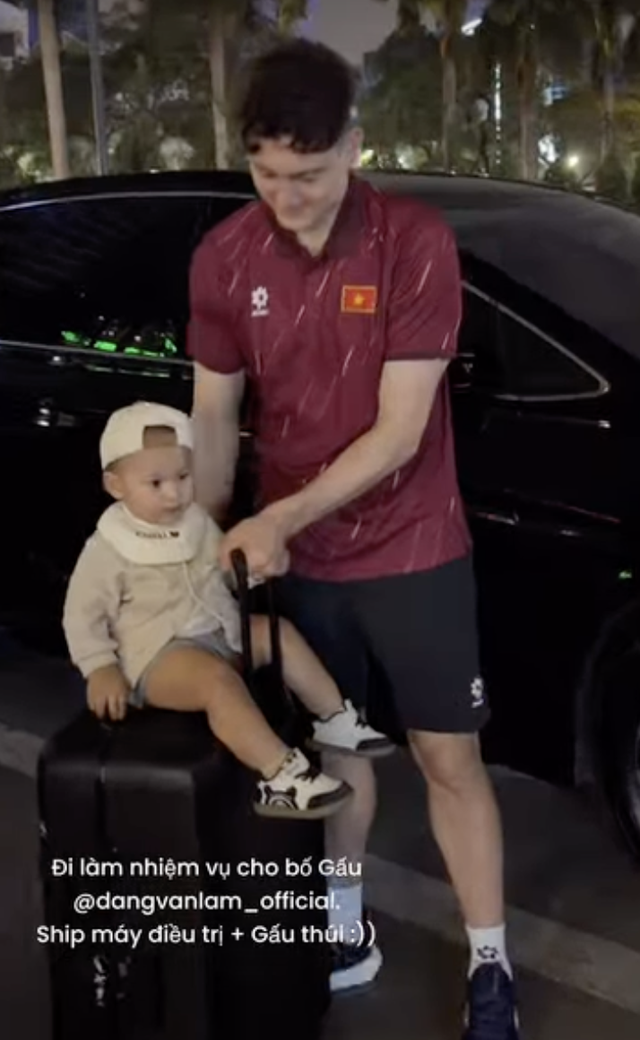 Thủ môn Lâm Tây được vợ đẹp con ngoan đưa đi hội quân đội tuyển Việt Nam, thiếu gì hậu phương "tiếp tế" tận tay- Ảnh 4. Thủ môn Lâm Tây được vợ đẹp con ngoan đưa đi hội quân đội tuyển Việt Nam, thiếu gì hậu phương "tiếp tế" tận tay- Ảnh 4.