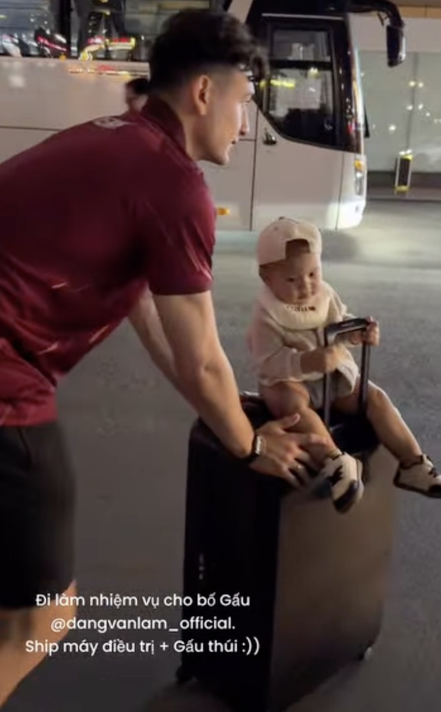 Thủ môn Lâm Tây được vợ đẹp con ngoan đưa đi hội quân đội tuyển Việt Nam, thiếu gì hậu phương "tiếp tế" tận tay- Ảnh 3. Thủ môn Lâm Tây được vợ đẹp con ngoan đưa đi hội quân đội tuyển Việt Nam, thiếu gì hậu phương "tiếp tế" tận tay- Ảnh 3.