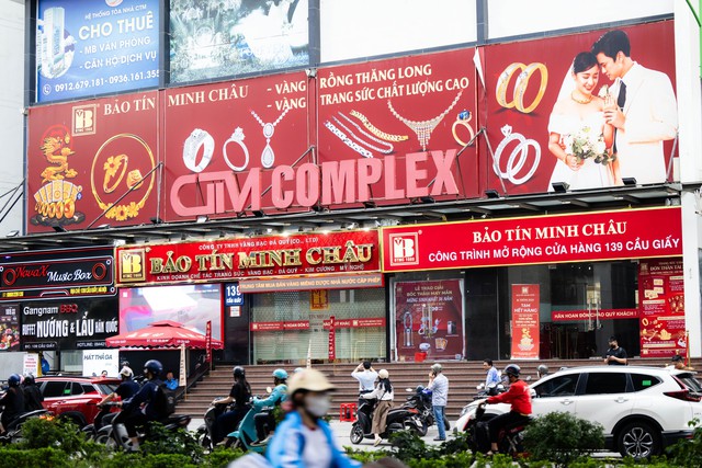 Cận cảnh cửa h&agrave;ng Bảo T&iacute;n Minh Ch&acirc;u v&agrave;o l&uacute;c n&agrave;y: Nhiều cảnh s&aacute;t xuất hiện, h&agrave;ng loạt th&ugrave;ng carton được thu giữ- Ảnh 10.